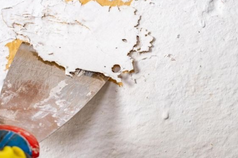 Dùng dao cạo sơn để tẩy sơn tường cũ