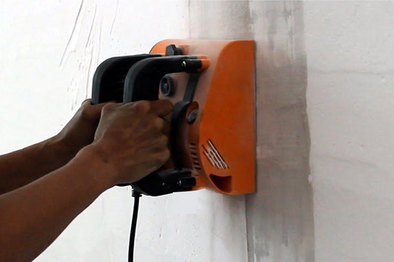 Tẩy sơn tường cũ bằng máy bào