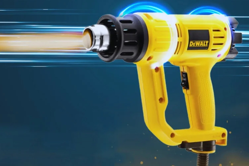 sử dụng súng nhiệt để thổi nóng trước khi tẩy sơn 