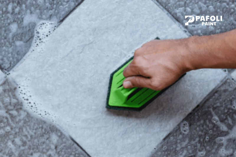 Dùng nước lau sàn chà tẩy sơn trên nền nhà bằng gạch